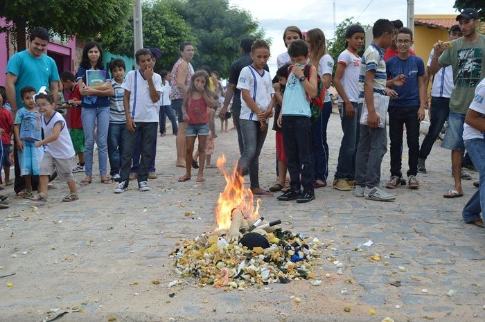 Resgatando a cultura popular; escolas municipais realizam malhação do Judas - Imagem 47