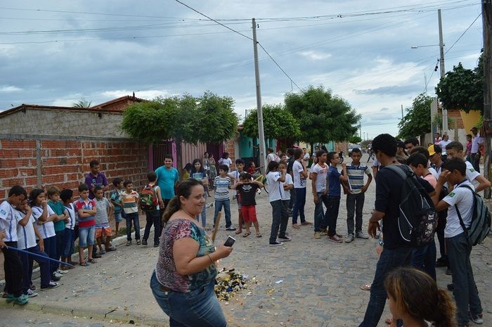 Resgatando a cultura popular; escolas municipais realizam malhação do Judas - Imagem 48