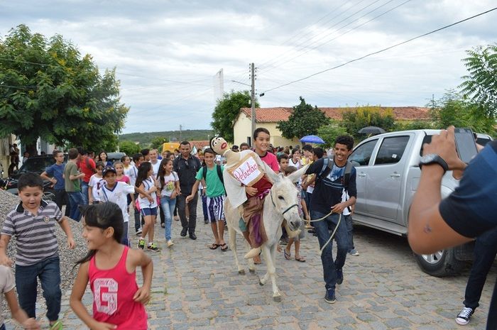 Resgatando a cultura popular; escolas municipais realizam malhação do Judas - Imagem 14