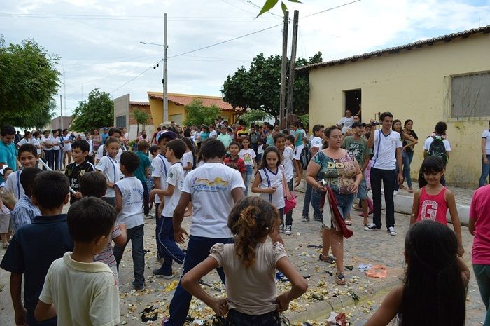 Resgatando a cultura popular; escolas municipais realizam malhação do Judas - Imagem 40