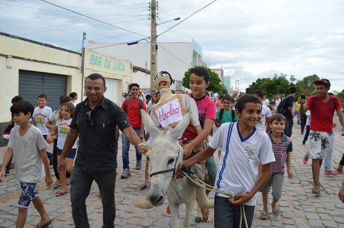 Resgatando a cultura popular; escolas municipais realizam malhação do Judas - Imagem 17