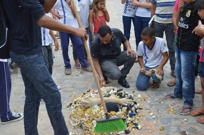 Resgatando a cultura popular; escolas municipais realizam malhação do Judas - Imagem 42