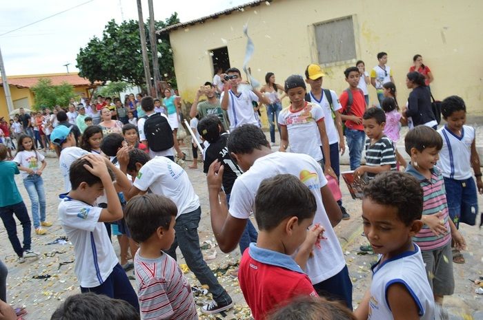 Resgatando a cultura popular; escolas municipais realizam malhação do Judas - Imagem 38
