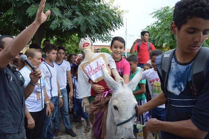 Resgatando a cultura popular; escolas municipais realizam malhação do Judas - Imagem 13