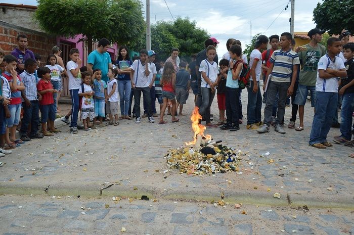 Resgatando a cultura popular; escolas municipais realizam malhação do Judas - Imagem 46