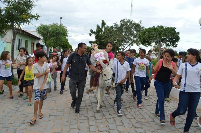 Resgatando a cultura popular; escolas municipais realizam malhação do Judas - Imagem 18