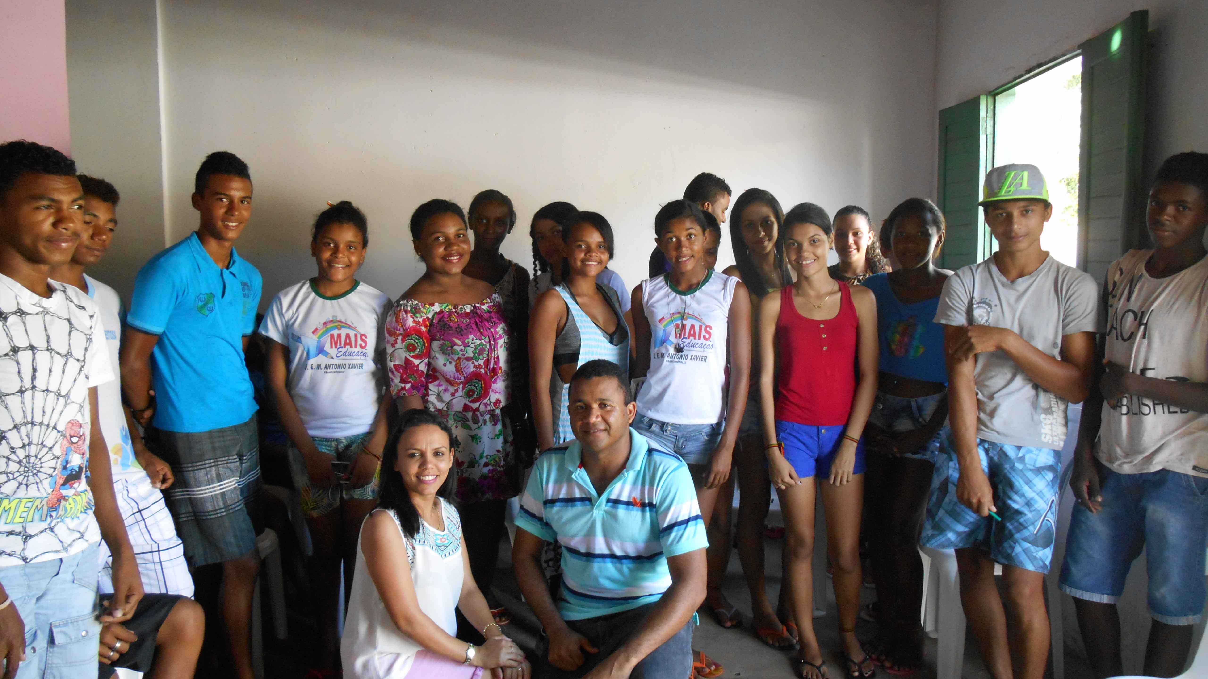 Jovens participam de encontro