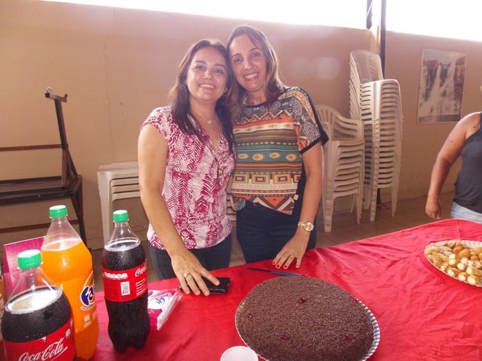Coordenadora do CRAS Marcília Cavalcante é surpreendida por amigas. - Imagem 6