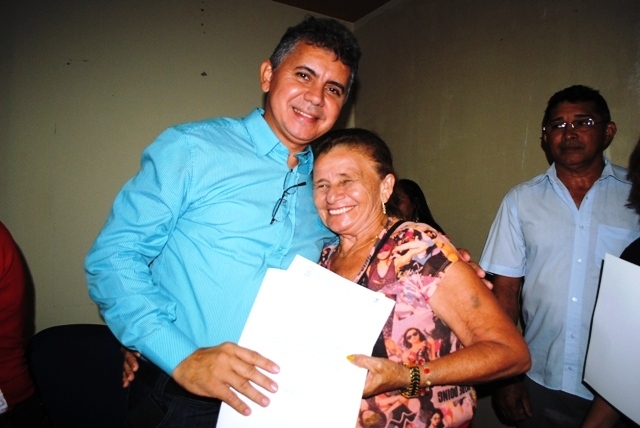 Prefeito efetiva servidores com mais de 20 anos de serviço em Campo Maior  - Imagem 3