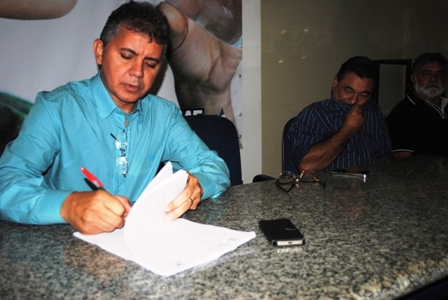 Prefeito efetiva servidores com mais de 20 anos de serviço em Campo Maior  - Imagem 2