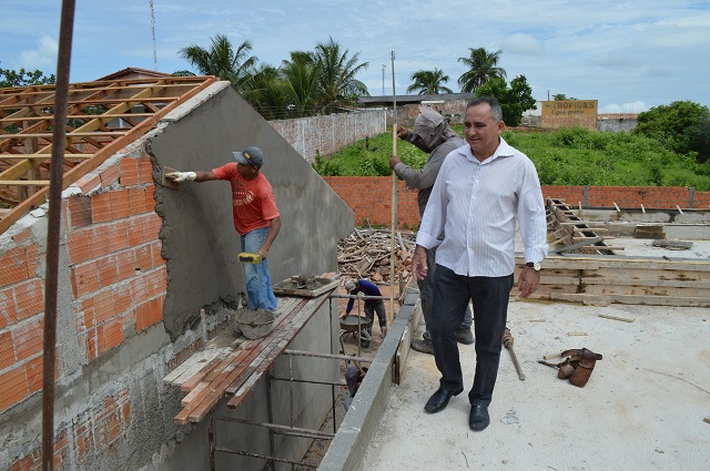 Prefeito Bernildo Val visita obras de construção de creche em Buriti dos Lopes - Imagem 1