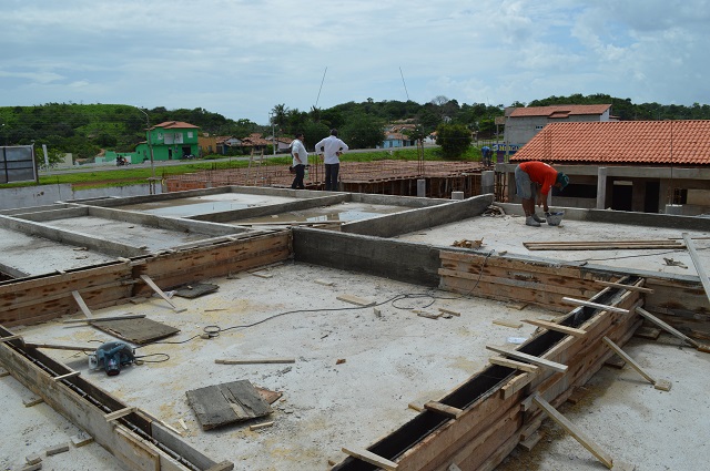 Prefeito Bernildo Val visita obras de construção de creche em Buriti dos Lopes - Imagem 5
