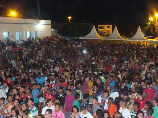 Público lota praça de eventos no aniversário de Santa Rosa do Piauí; Fotos! - Imagem 7