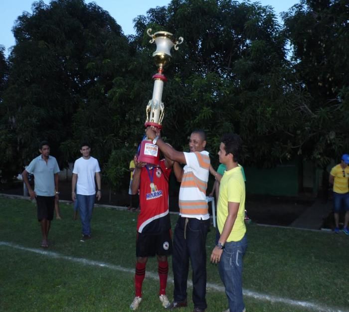 Moto Táxi levanta a taça de campeão