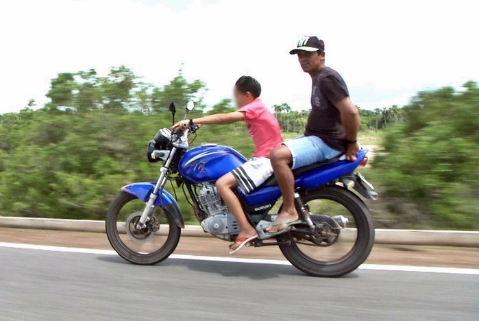 Criança é flagrada pilotando moto em rodovia no litoral do Piauí - Imagem 1