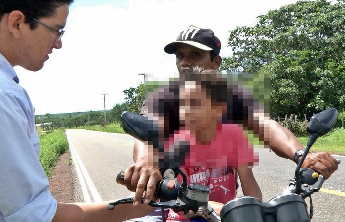 Criança é flagrada pilotando moto em rodovia no litoral do Piauí - Imagem 2