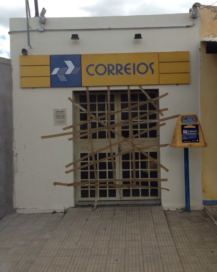 Quadrilha arromba agência dos Correios e fura pneus de viatura - Imagem 1