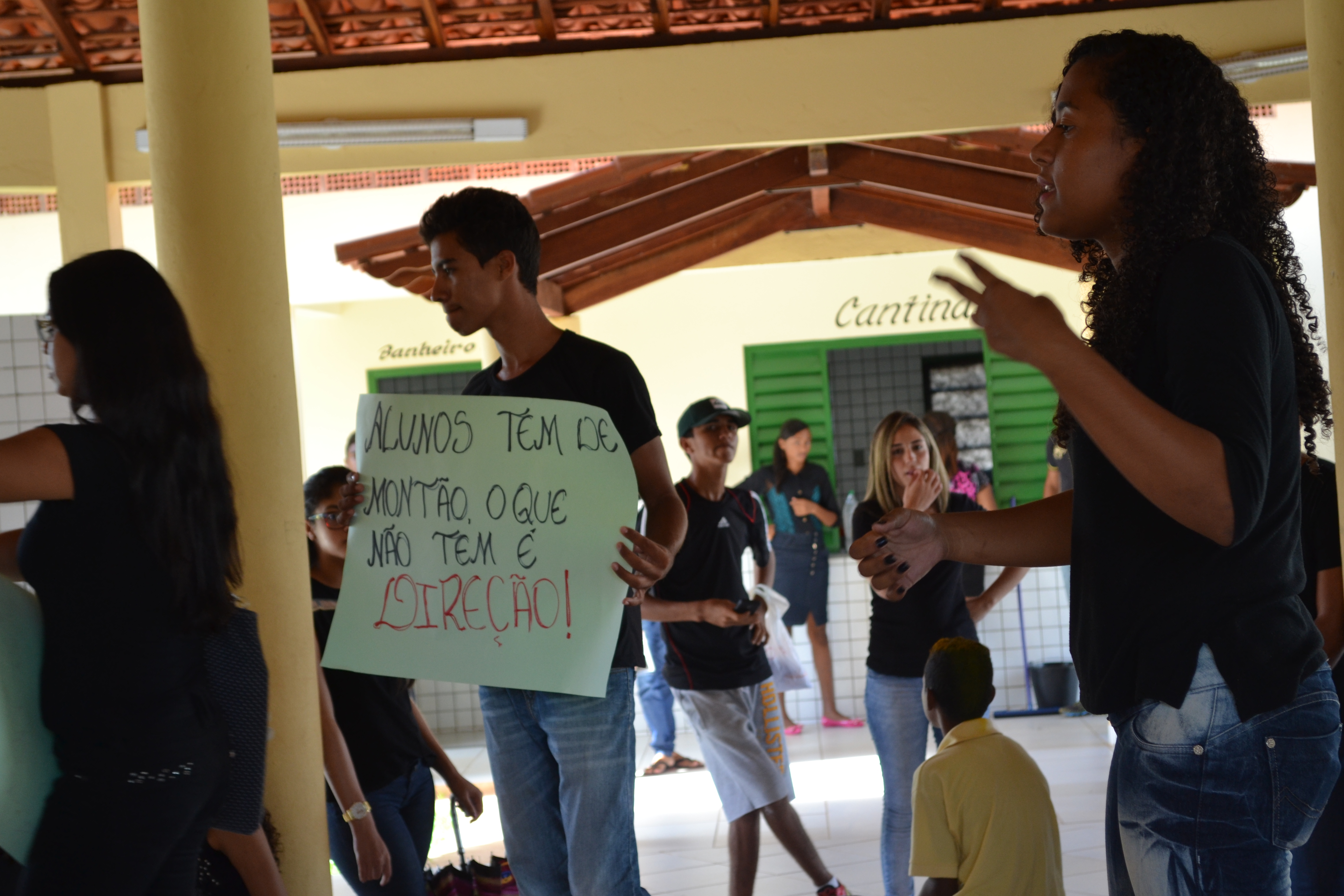 Alunos de Escola da Rede Estadual de Ensino de Floresta fazem Protestospor falta de Professores