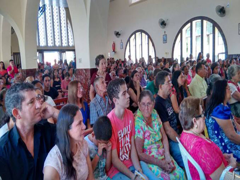 Missa em homenagem ao dia das  mães reúne centenas de pessoas