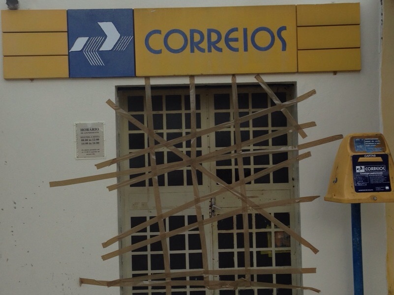 Quadrilha arromba agência dos Correios e fura pneus de viatura