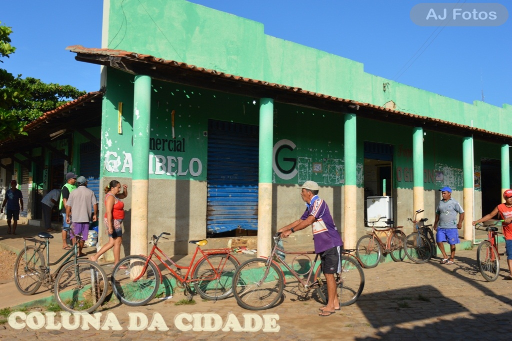 Comercial amanheceu com as portas arrombadas 