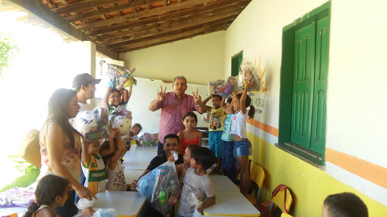 Prefeito Zé Resende e o Vice Dominguinhos continuam entregando Kits de brinquedos nas creches do município