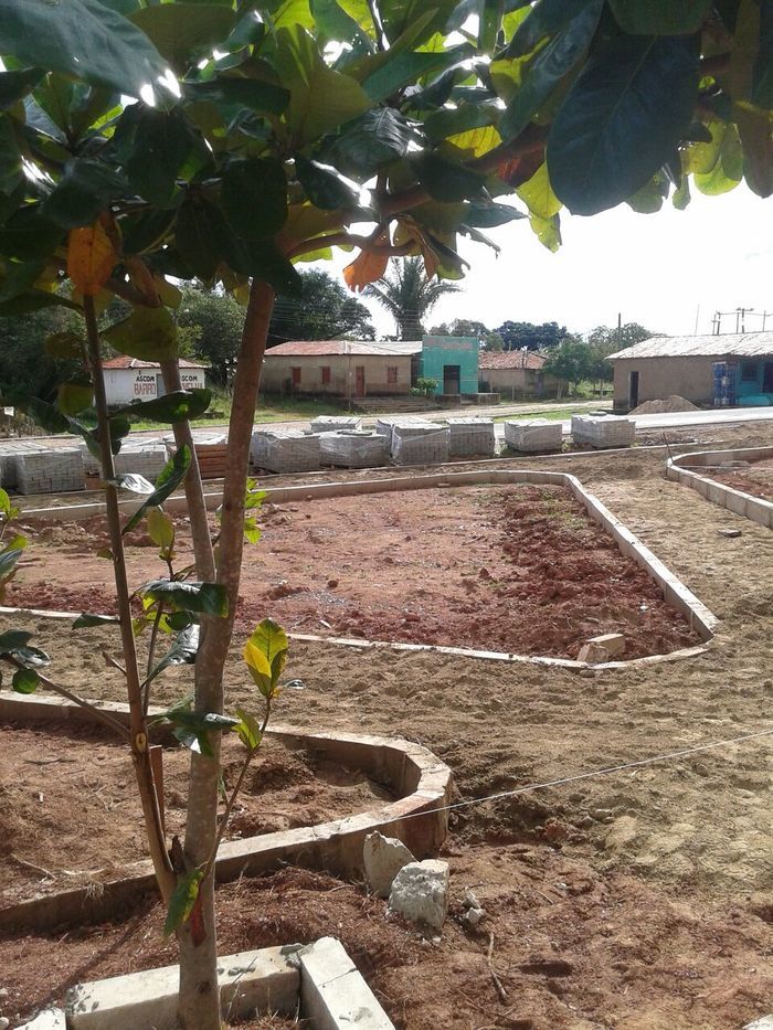 Prefeitura constrói praça com recursos próprios na Malhada Vermelha  - Imagem 3