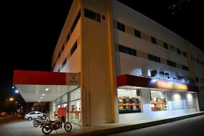 Supermercado fica localizado às margens da PI-116, em Luís Correia. (Foto: Kairo Amaral)