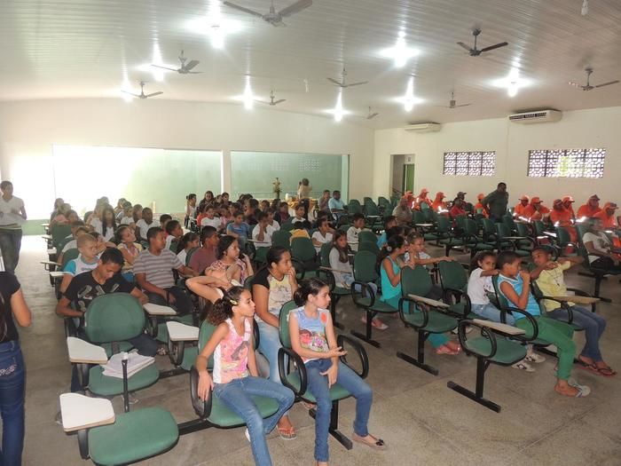 Estudantes prestam homenagem ao “Dia do Gari” - Imagem 2