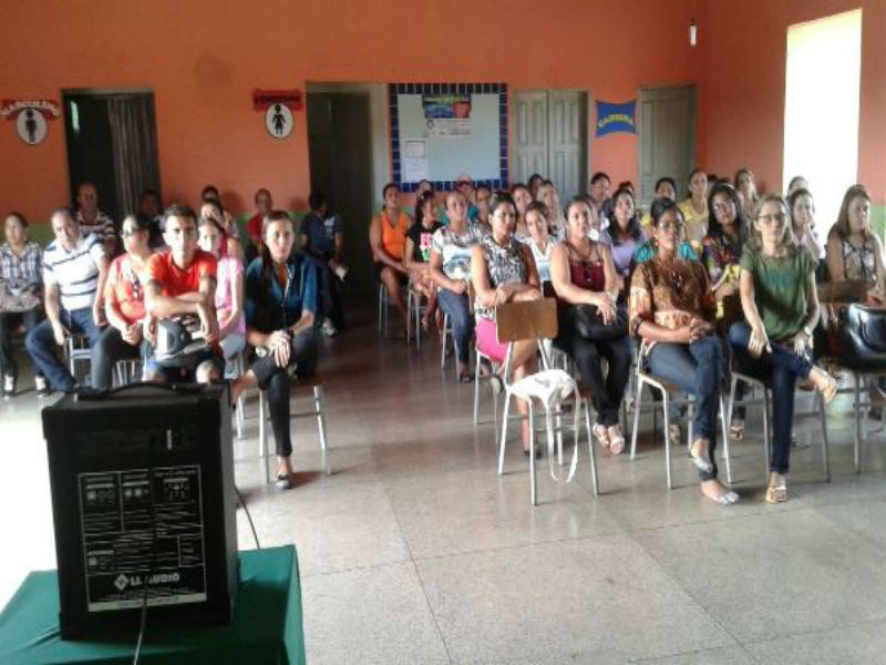 Professores da rede municipal de ensino de Santo Inácio se reúne para elaboração do Plano  municipal de educação 