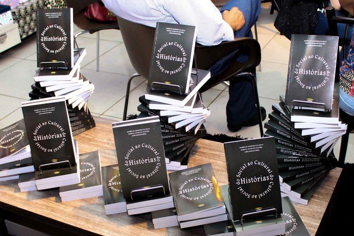 A prefeita de Francinópolis prestigia lançamento do livro da secretária municipal de Educação de Francinópolis. “Histórias: do social ao cultural, do - Imagem 1