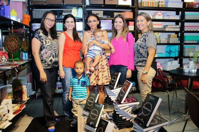 A prefeita de Francinópolis prestigia lançamento do livro da secretária municipal de Educação de Francinópolis. “Histórias: do social ao cultural, do - Imagem 12