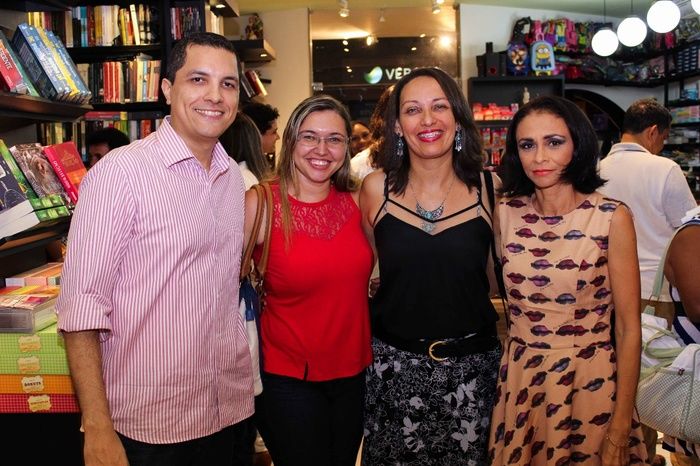 A prefeita de Francinópolis prestigia lançamento do livro da secretária municipal de Educação de Francinópolis. “Histórias: do social ao cultural, do - Imagem 13