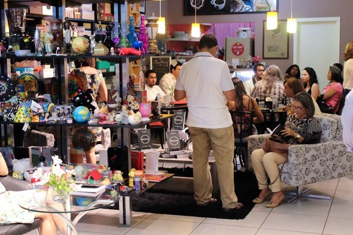 A prefeita de Francinópolis prestigia lançamento do livro da secretária municipal de Educação de Francinópolis. “Histórias: do social ao cultural, do - Imagem 7