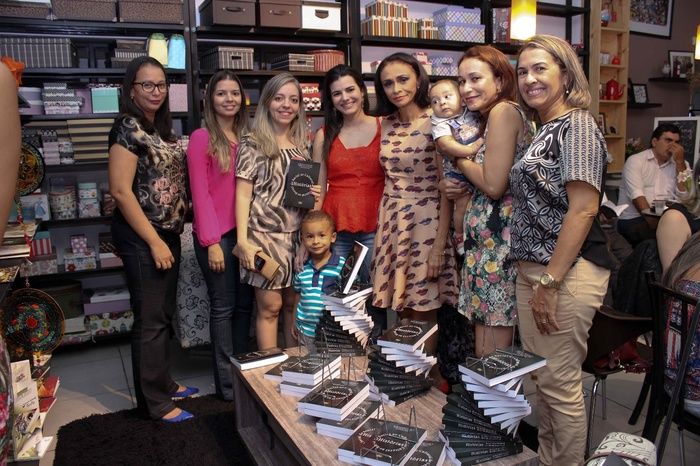 A prefeita de Francinópolis prestigia lançamento do livro da secretária municipal de Educação de Francinópolis. “Histórias: do social ao cultural, do - Imagem 17