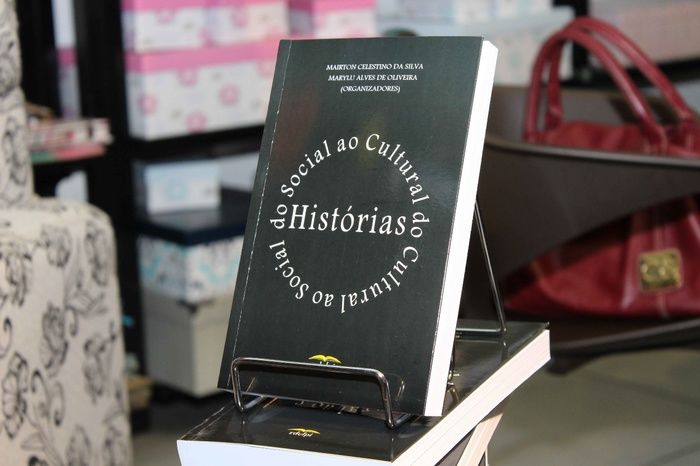 A prefeita de Francinópolis prestigia lançamento do livro da secretária municipal de Educação de Francinópolis. “Histórias: do social ao cultural, do - Imagem 4