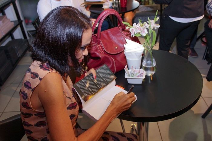 A prefeita de Francinópolis prestigia lançamento do livro da secretária municipal de Educação de Francinópolis. “Histórias: do social ao cultural, do - Imagem 14