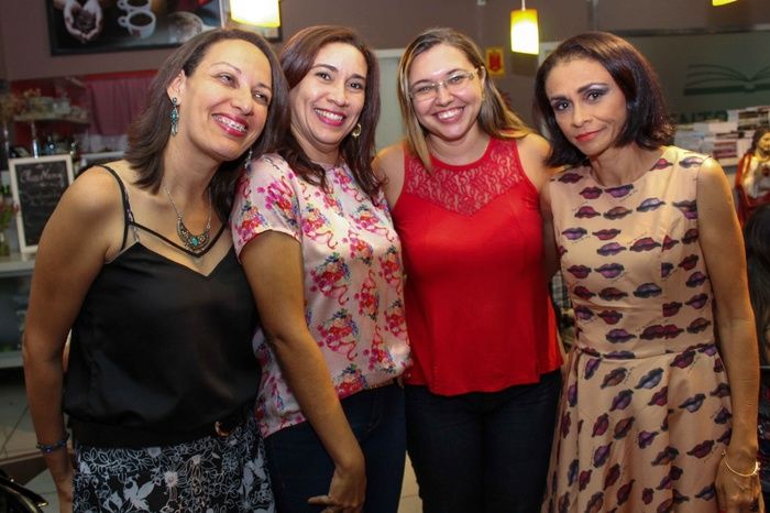 A prefeita de Francinópolis prestigia lançamento do livro da secretária municipal de Educação de Francinópolis. “Histórias: do social ao cultural, do - Imagem 16