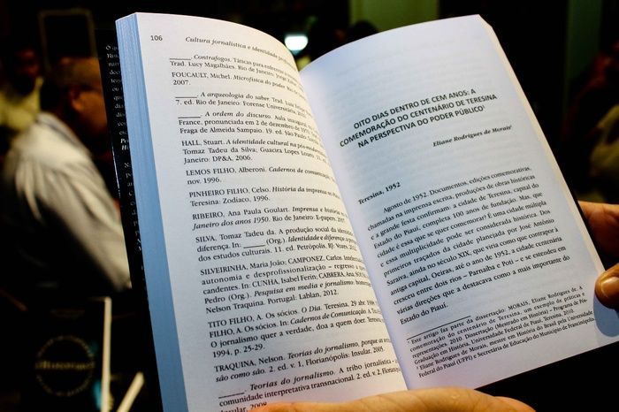 A prefeita de Francinópolis prestigia lançamento do livro da secretária municipal de Educação de Francinópolis. “Histórias: do social ao cultural, do - Imagem 3