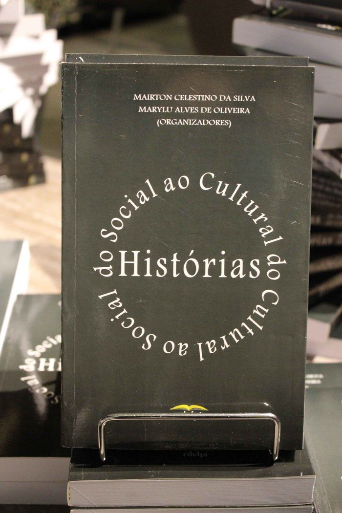 A prefeita de Francinópolis prestigia lançamento do livro da secretária municipal de Educação de Francinópolis. “Histórias: do social ao cultural, do - Imagem 2