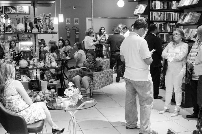 A prefeita de Francinópolis prestigia lançamento do livro da secretária municipal de Educação de Francinópolis. “Histórias: do social ao cultural, do - Imagem 6