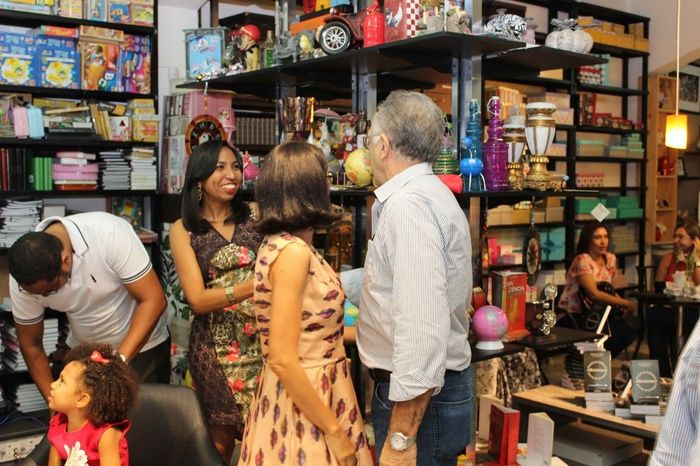 A prefeita de Francinópolis prestigia lançamento do livro da secretária municipal de Educação de Francinópolis. “Histórias: do social ao cultural, do - Imagem 24