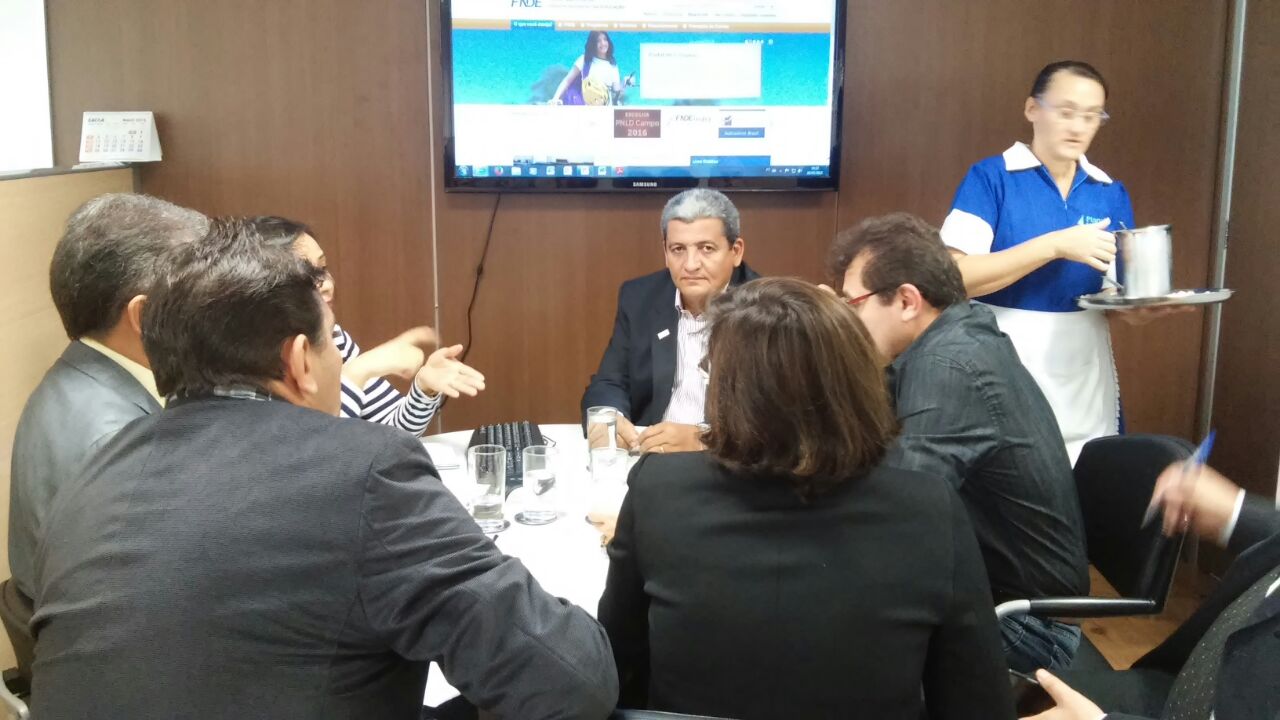 Prefeito Zé Resende participa de reunião no FNDE.