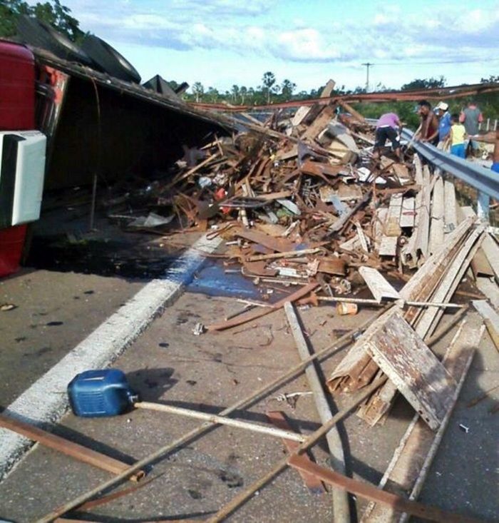 Motorista alcoolizado tomba caminhão e interdita BR 343 no norte do Piauí - Imagem 3