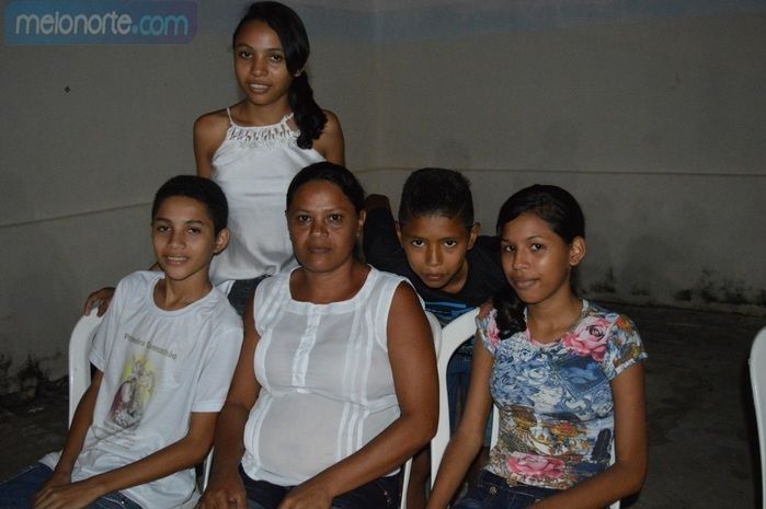 Equipe realiza comemoração em homenagem as Mães do SCFV  - Imagem 9