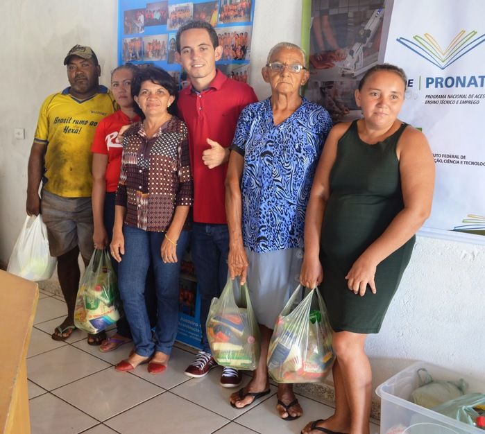 Prefeitura de Juazeiro entrega cestas básicas arrecadadas na Arena Juazeiro - Imagem 2