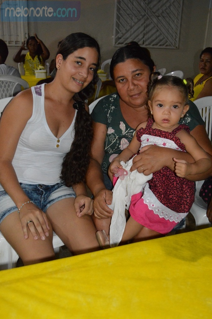 Equipe realiza comemoração em homenagem as Mães do SCFV  - Imagem 12