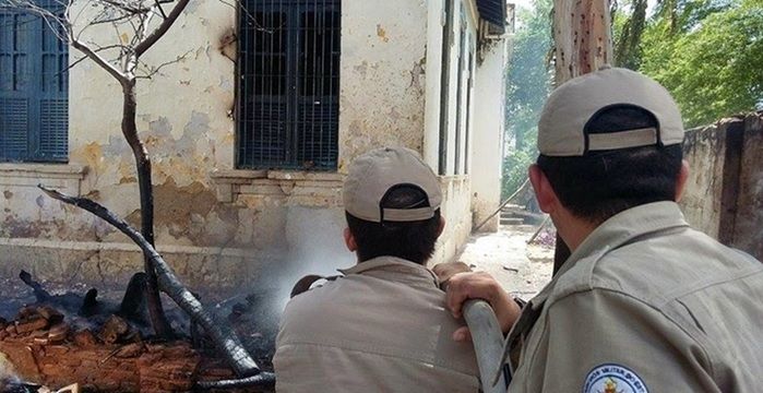 Bombeiros combatem princípio de incêndio em escola parnaibana - Imagem 1