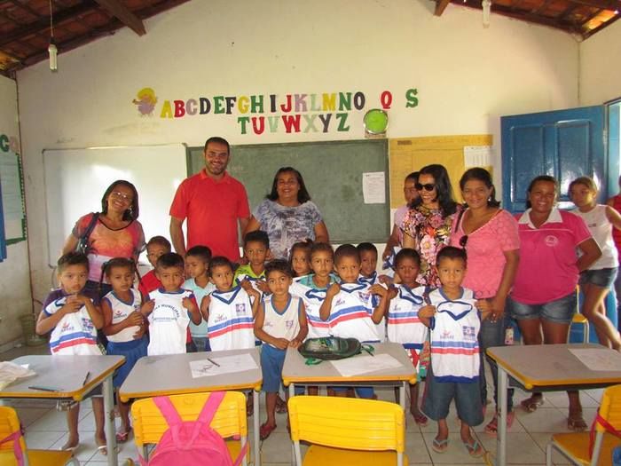 Prefeitura continua com entrega de fardamentos em escolas municipais - Imagem 10