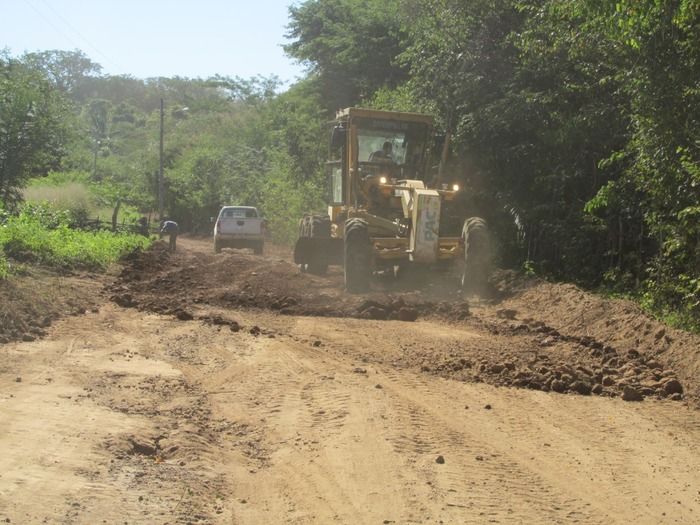 Prefeito Walter Alencar acompanha a recuperação da estrada de Mangabeira Zona rual de Agricolândia - Imagem 19